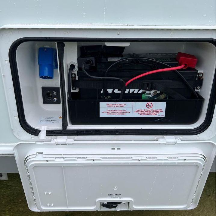 Von außen zugänglicher Batteriekasten